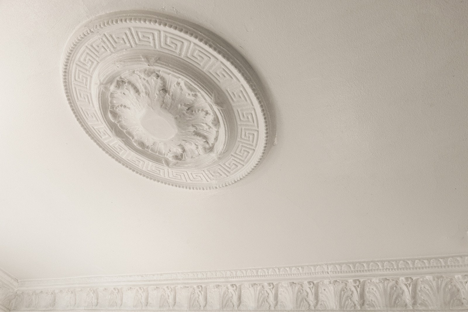 Himlingen i stuen har både rosett og stukkatur Galleribilde