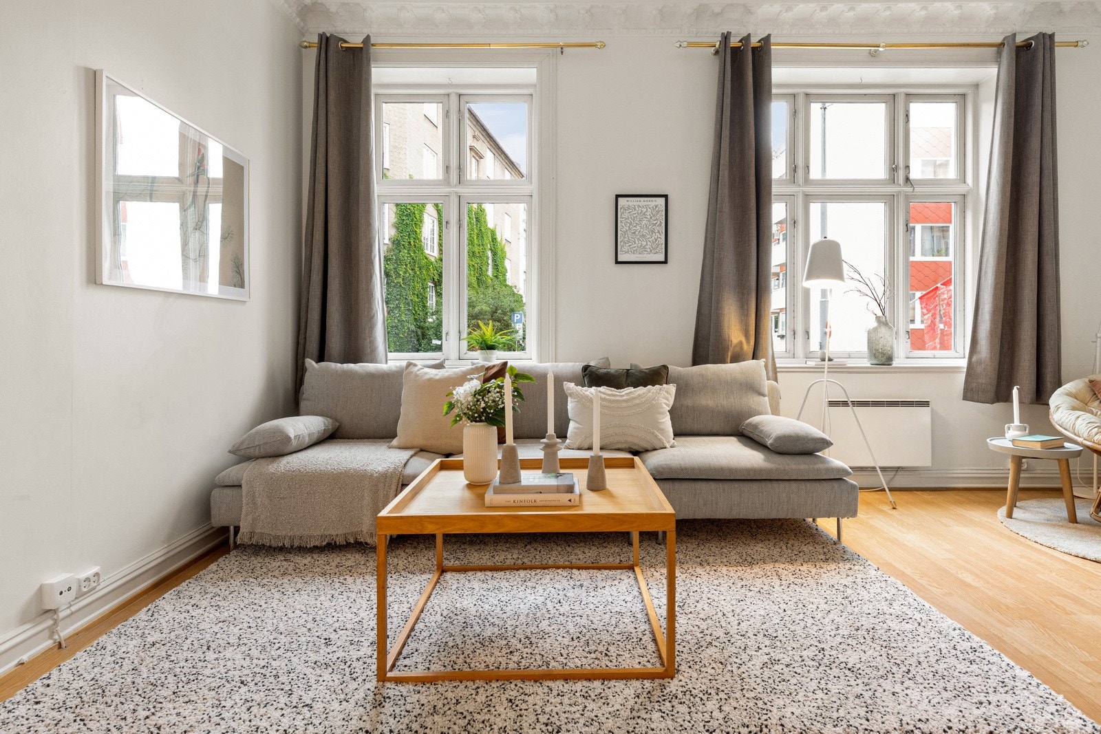 Rommet har plass til flere sittegrupper/soner Galleribilde