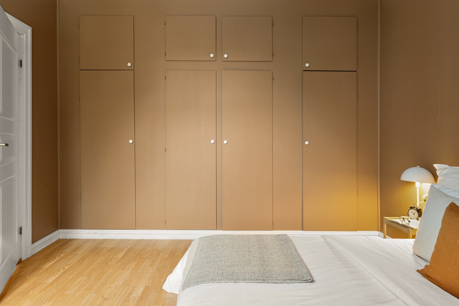 Mye garderobeplass Galleribilde