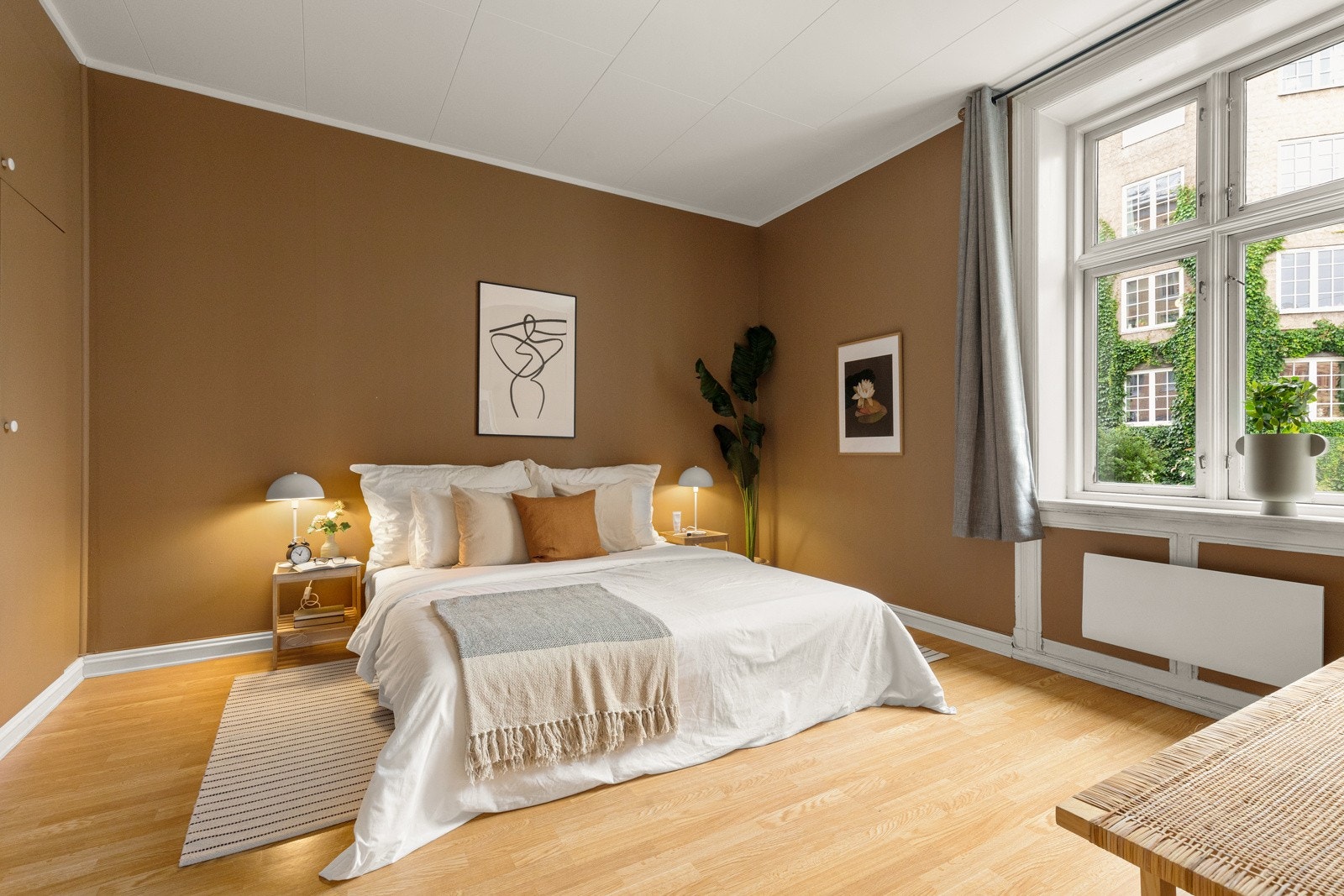 Stort trivelig soverom med plassbygget garderobeskap Galleribilde