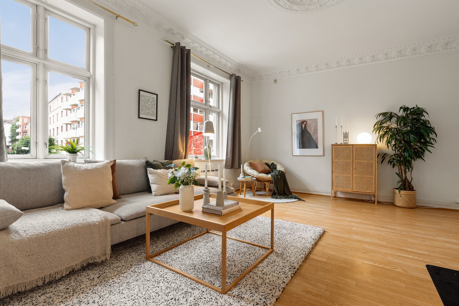 Flott naturlig lysspill i stuen og det er fint utsyn nedover gaten Galleribilde