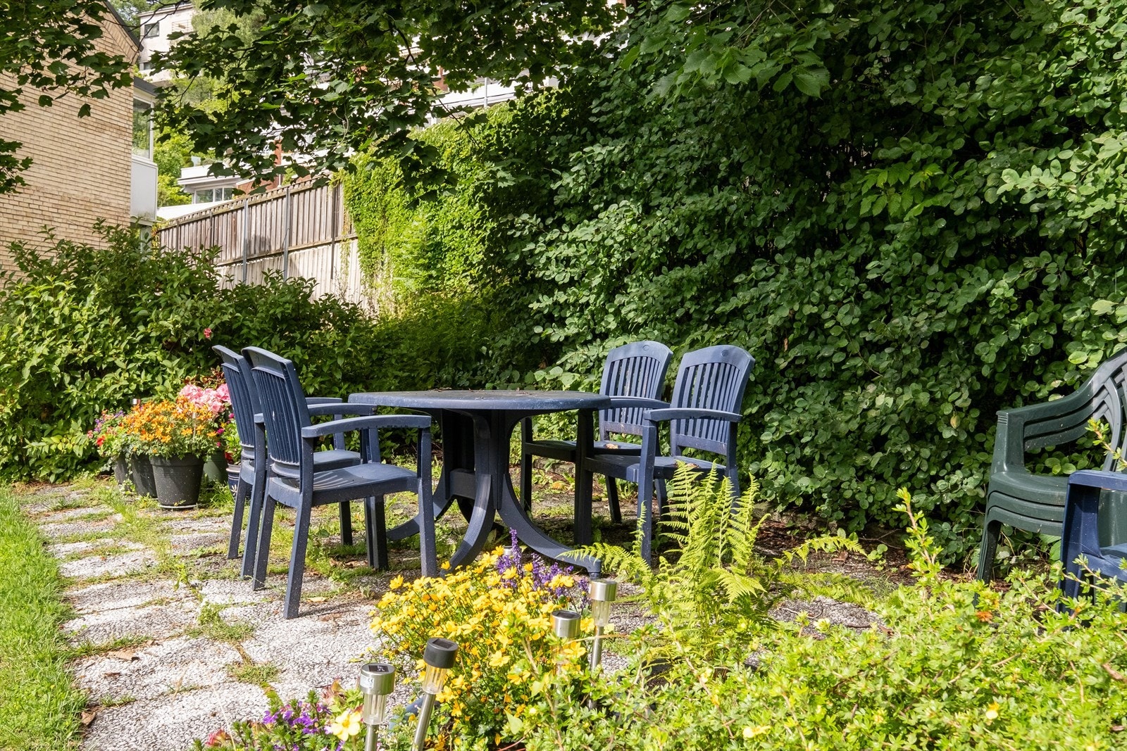 Fellesområdene er pent opparbeidet med grøntarealer og sittegrupper Galleribilde