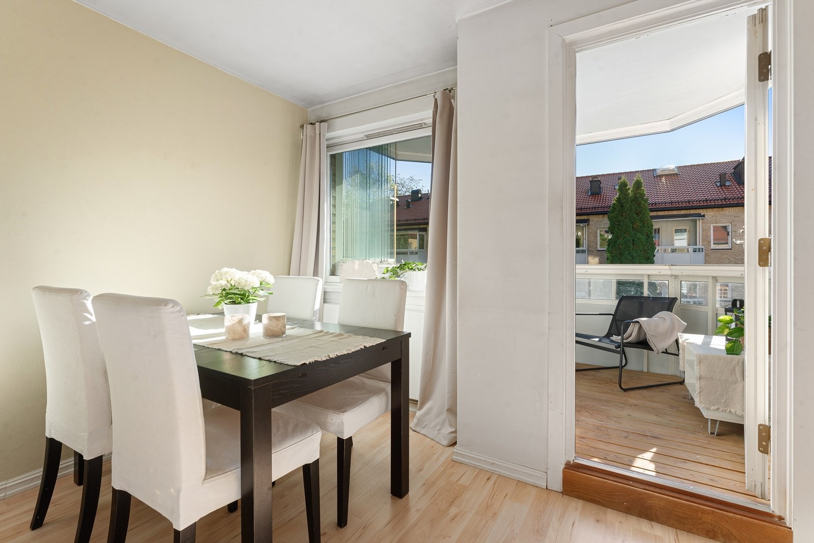 Fra stuen er det adkomst til en lekker overbygget og innglasset balkong på ca. 7 m² Galleribilde