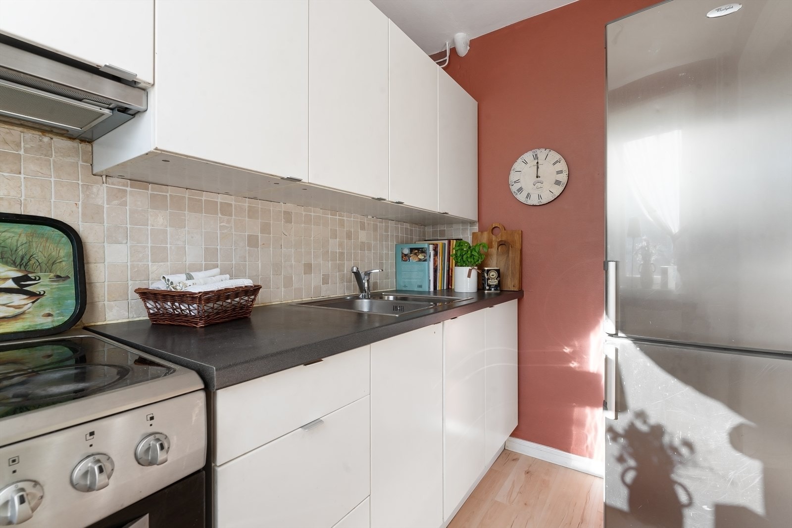 Det er mulig å flytte kjøkkenet ut i stuen for å lage et soverom her Galleribilde