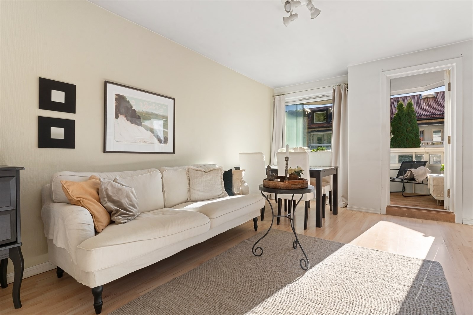 Stuen er er lys og luftig med store vindusoverflater som gir rikelig med naturlig lys Galleribilde