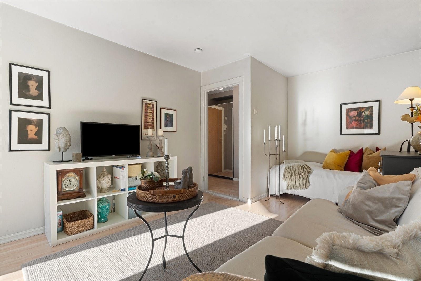 Videre kommer man til lys og romslig stue Galleribilde