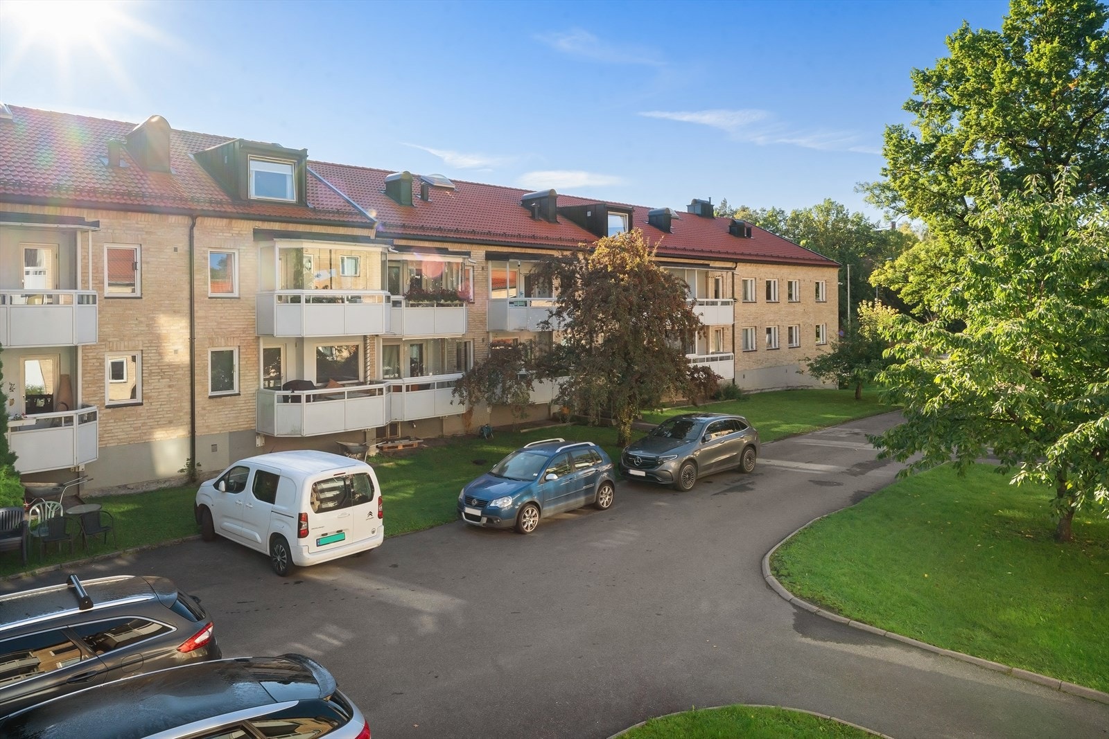 Mellom byggene er det først man til mølla parkering Galleribilde