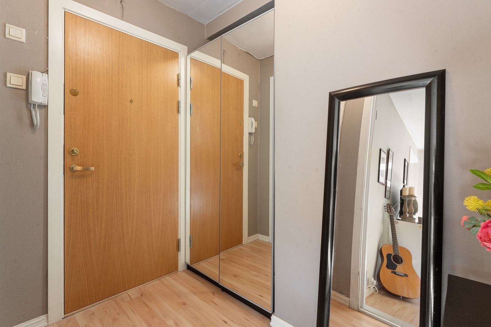 Velkommen inn til en romslig entr med god plass til å henge og sette fra seg yttertøy Galleribilde