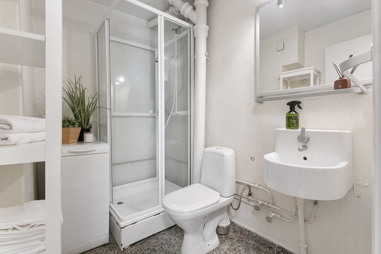 Boligen har et eldre og lyst bad Galleribilde