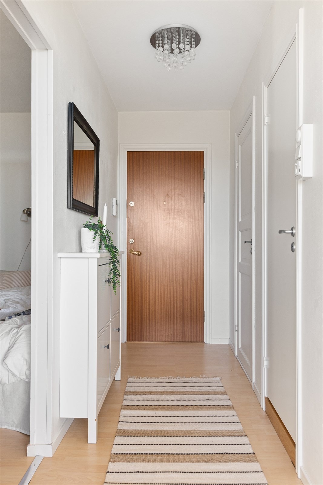 Du ønskes velkommen inn i en tiltalende entré med muligheter for oppheng. Praktisk innebod i tilknytning. Galleribilde