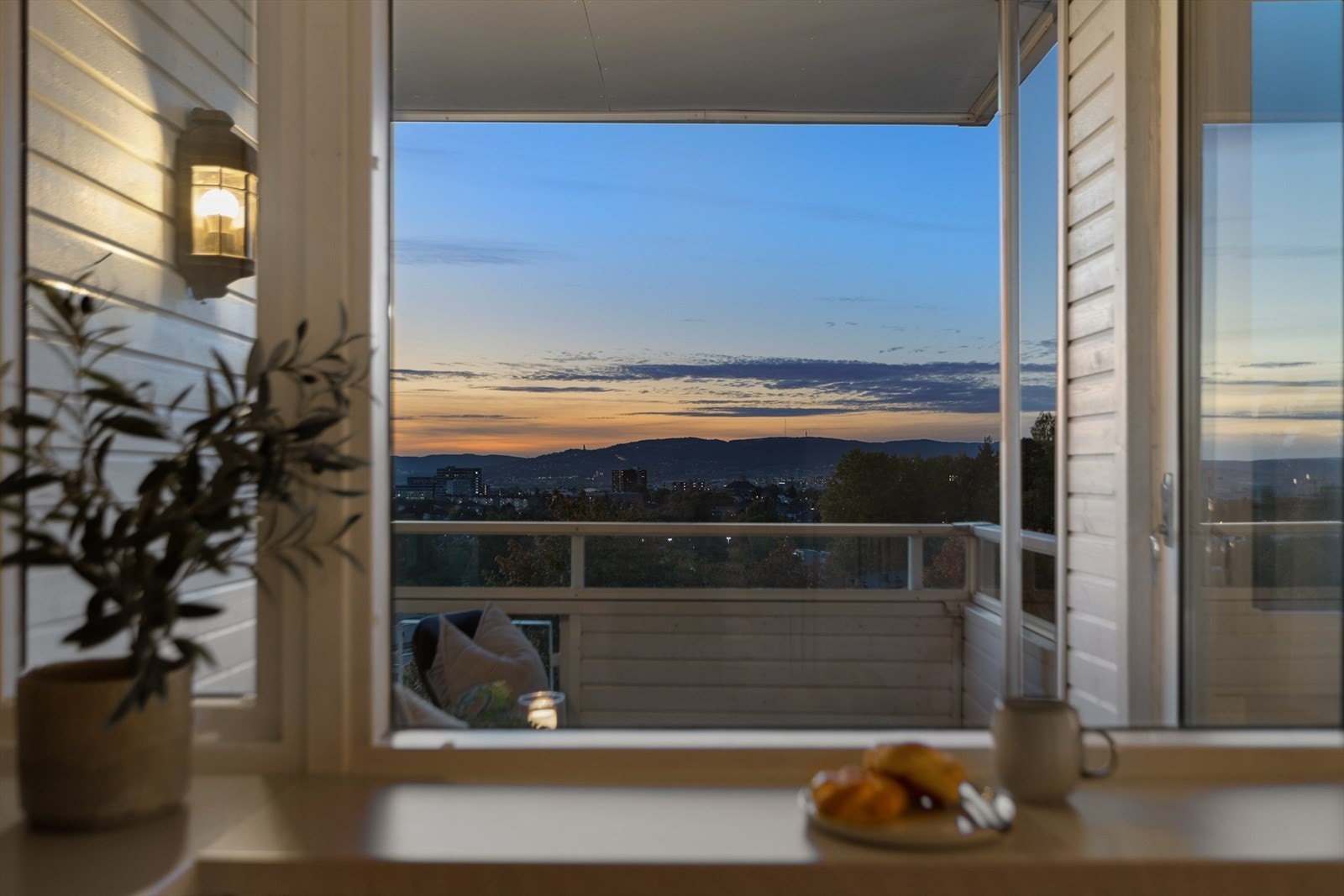 Her kan du nyte kveldsmaten eller frokosten mens du ser utover den herlige horisonten! Galleribilde