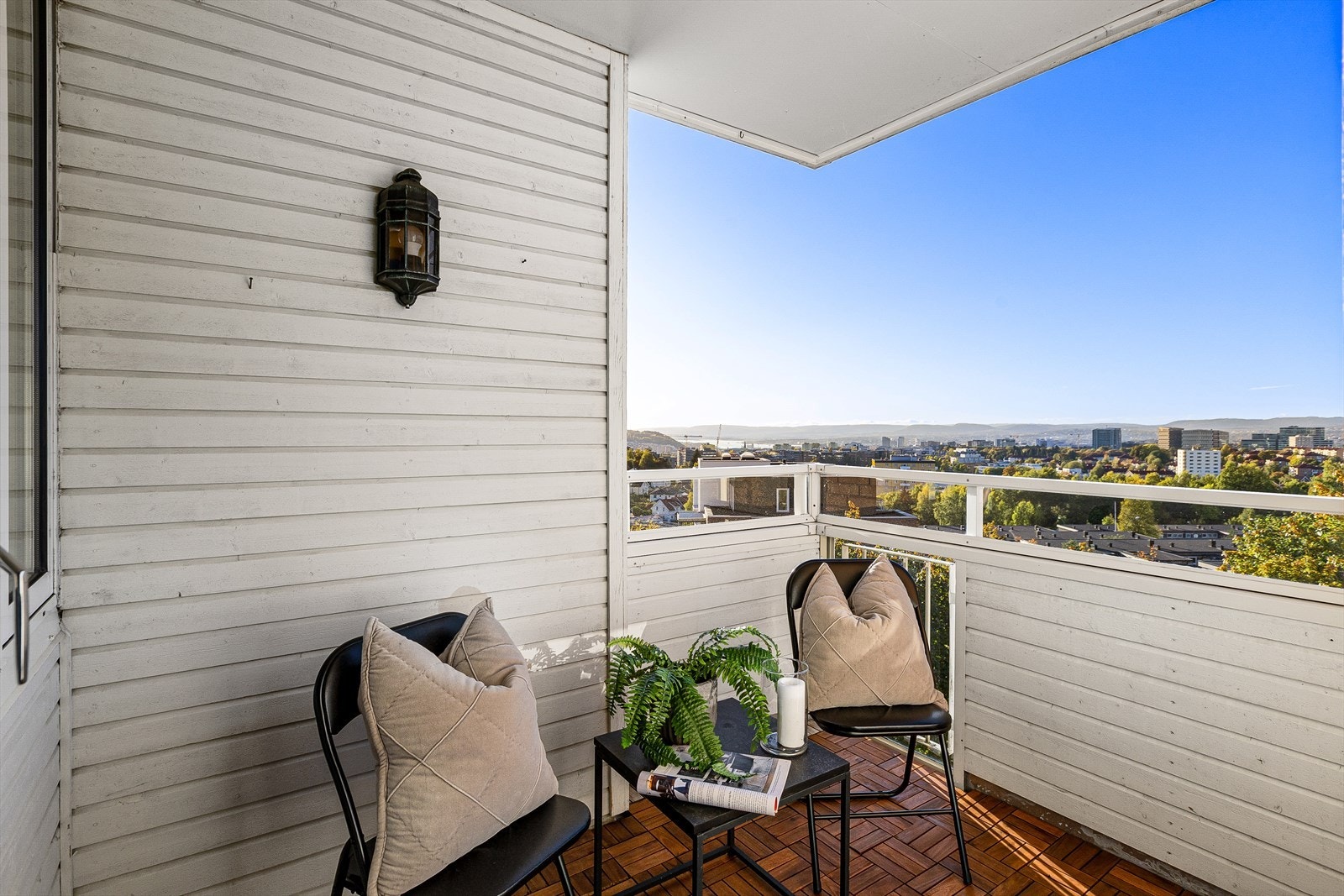 Med ca. 5 kvm har du god plass til utemøbler. Elektrisk grill er tillatt. Galleribilde