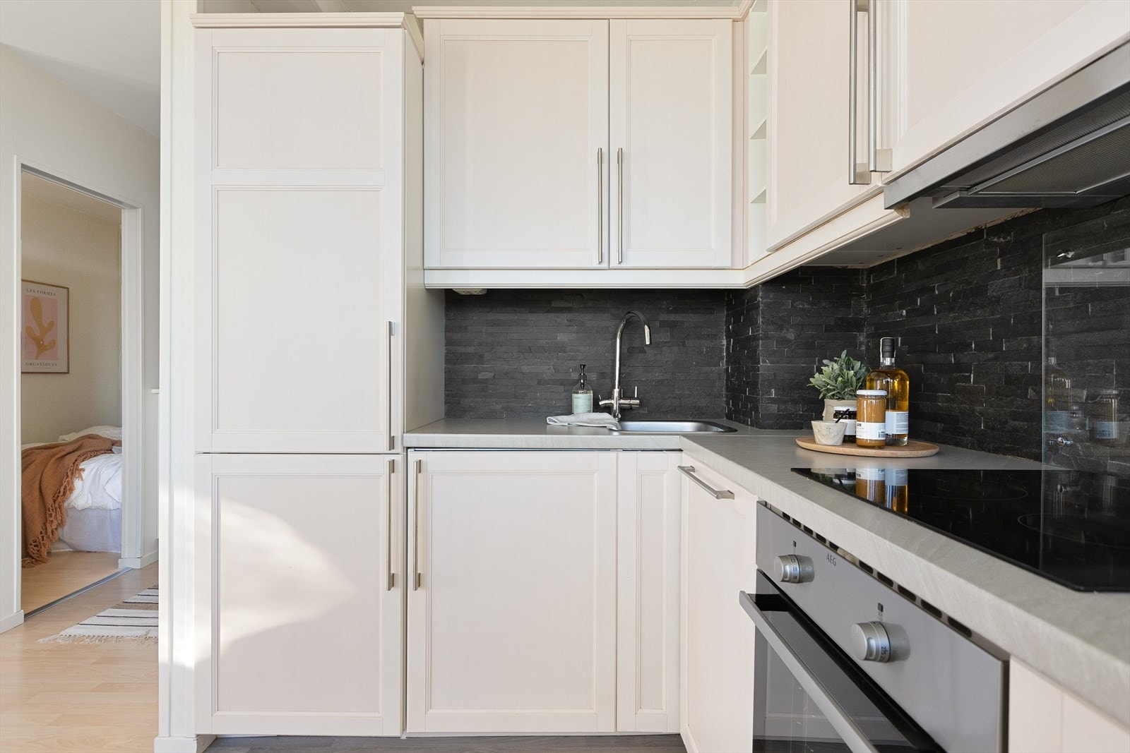 Godt med skap - og benkeplass. Galleribilde