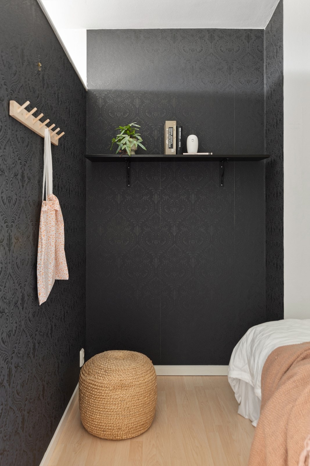 Det er plass og muligheter for garderobeløsninger. Galleribilde