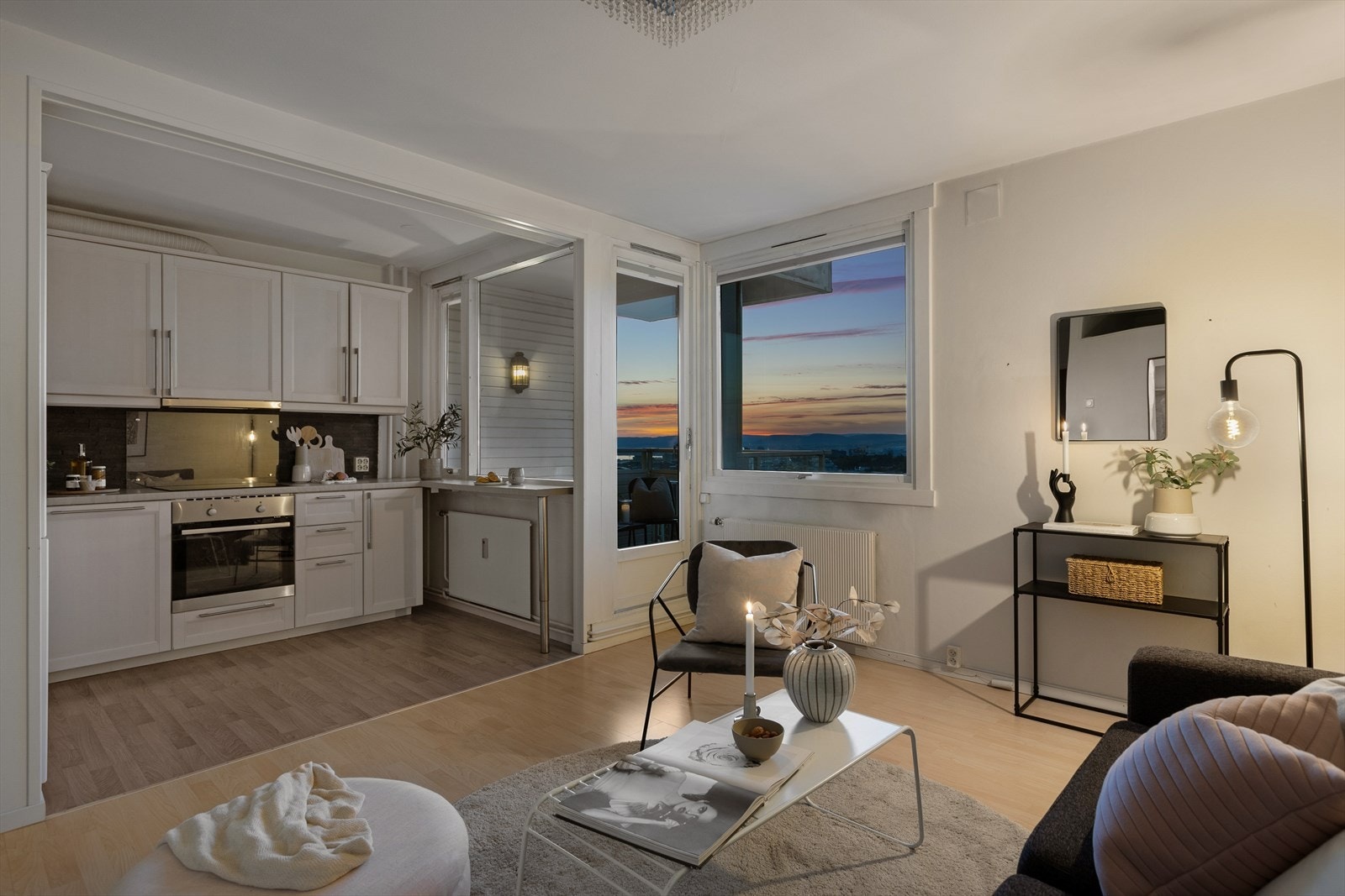 Stuen og kjøkkenet er i en åpen løsning, noe som gjør dette til et sosialt og hyggelig samlingssted for venner og familie. Galleribilde