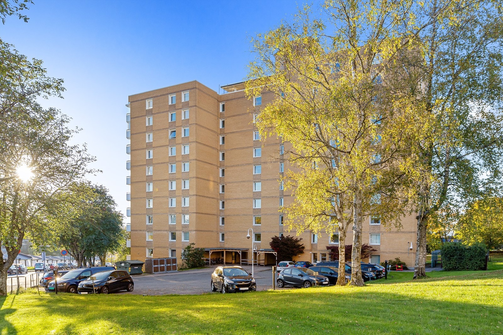 Pent opparbeide grøntarealer med busker, trær, lekeplass m.m. Galleribilde