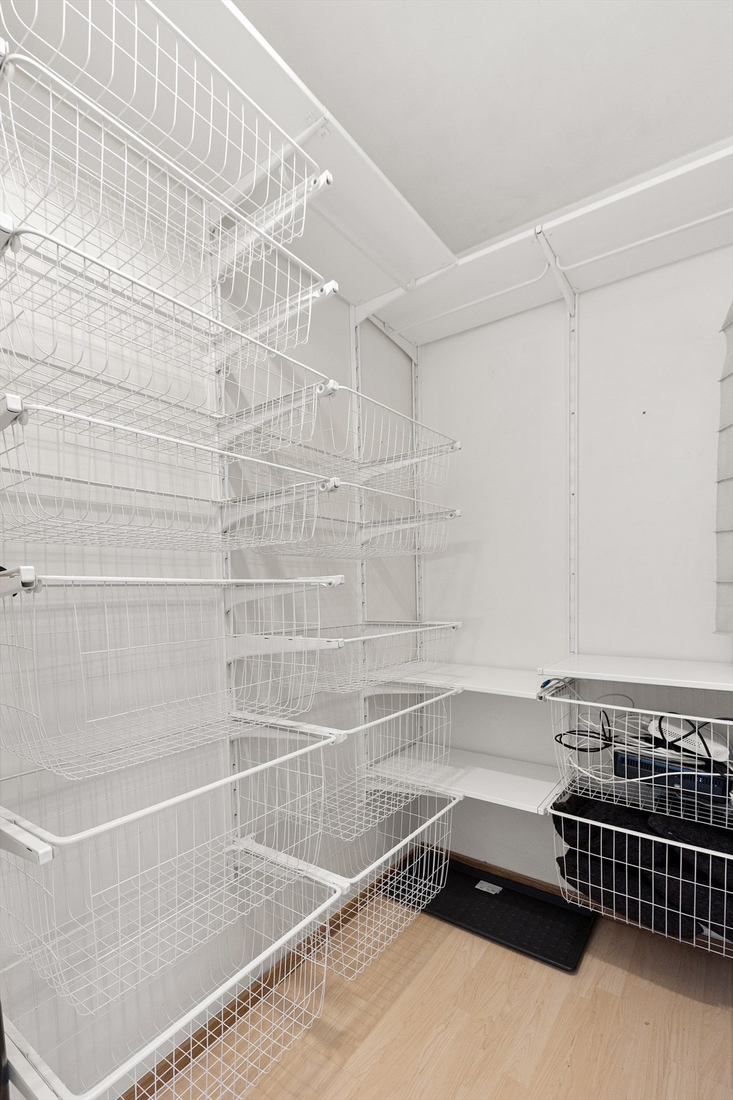 Praktisk bod/garderobeløsning ved entréen. Denne er på ca. 3 kvm. I tillegg medfølger en kjellerbod på ca. 1 kvm. Galleribilde