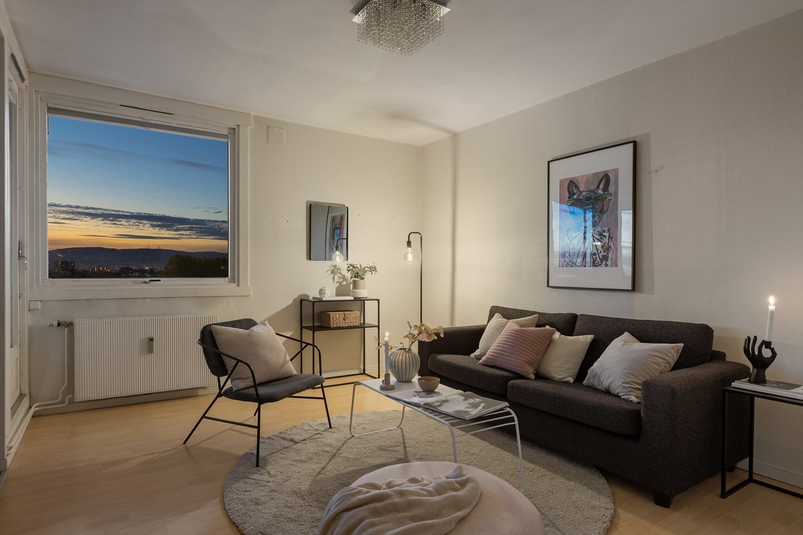 Det er lyseoverflater og store vinduer som gir en lun og fin atmosfære. Galleribilde