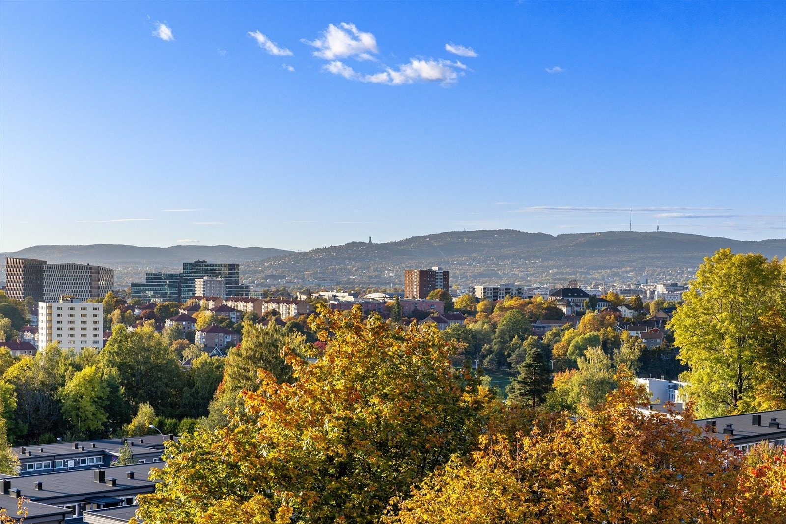 Fra balkongen ser du også Holmenkollen. Galleribilde
