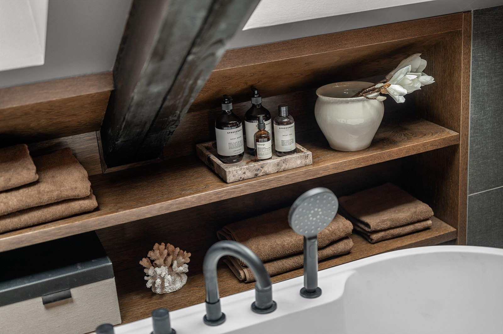 Detalj - Plassbygde løsninger gjennomgående i hele leiligheten. Galleribilde