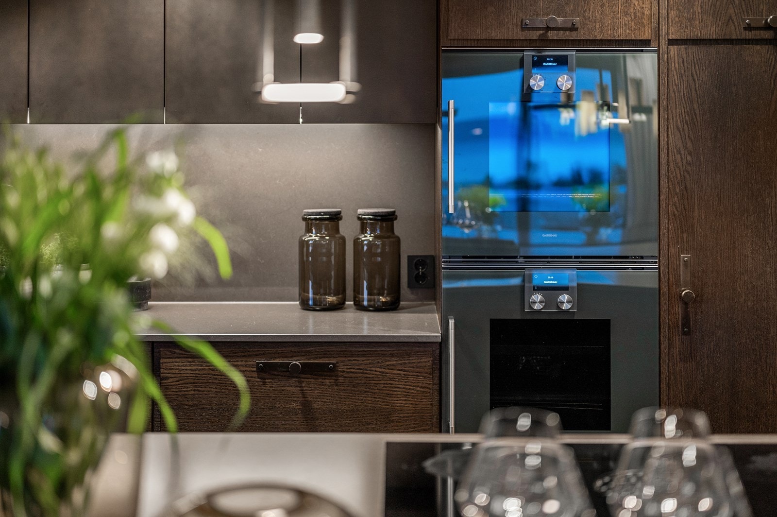 Kjøleskap, fryser, 2 stekeovner og vaskemaskin er fra kvalitetsleverandøren Gaggenau. Galleribilde