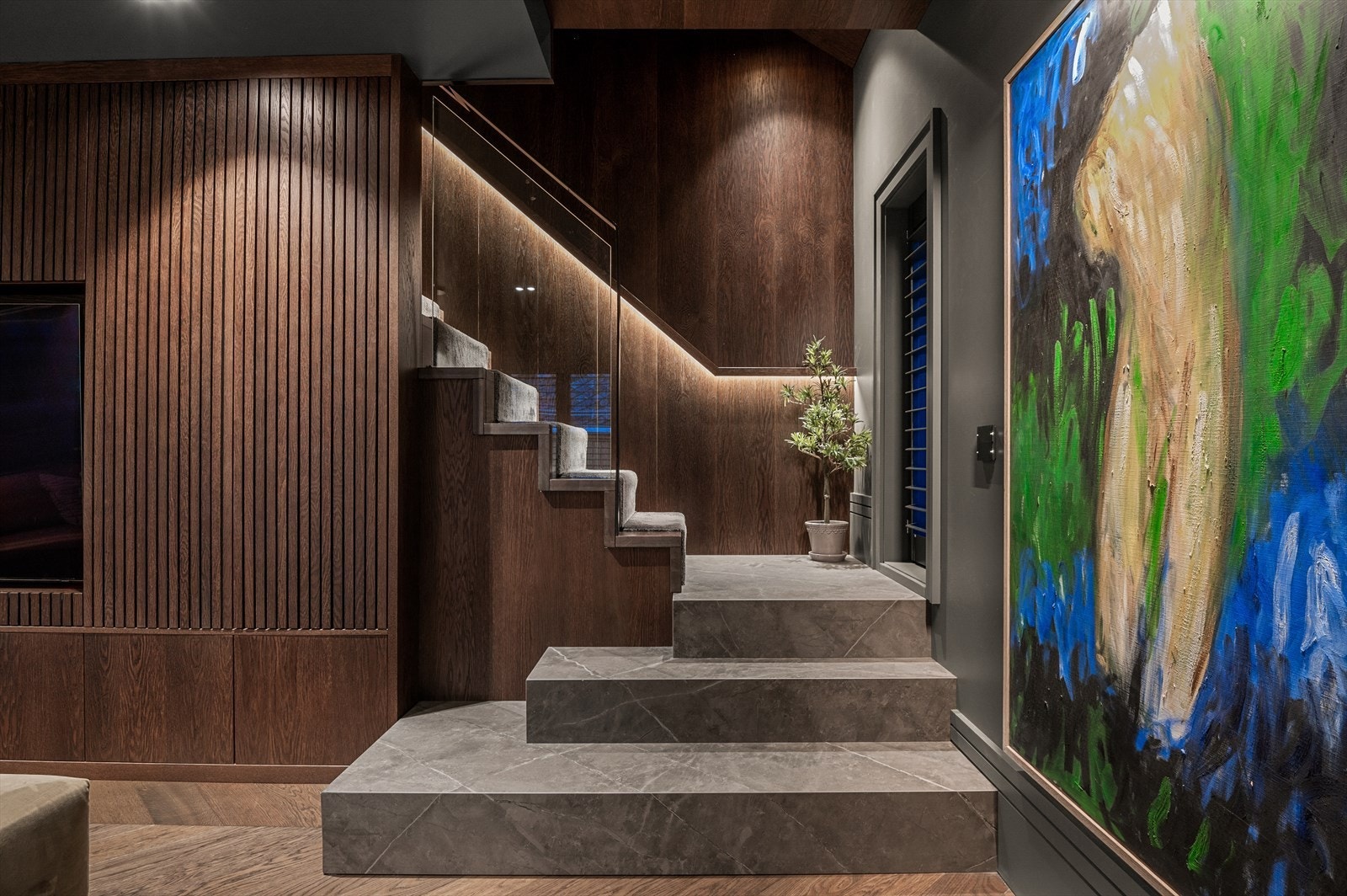 Bord og panel i trapp er håndlaget av møbelsnekker Galleribilde
