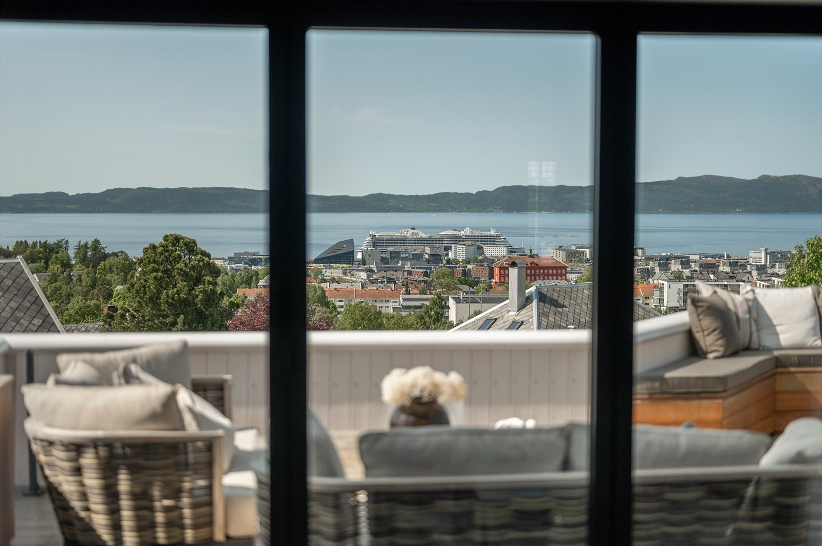 Fra stuen er det utgang til romslig balkong med herlig utsikt og solforhold. Galleribilde