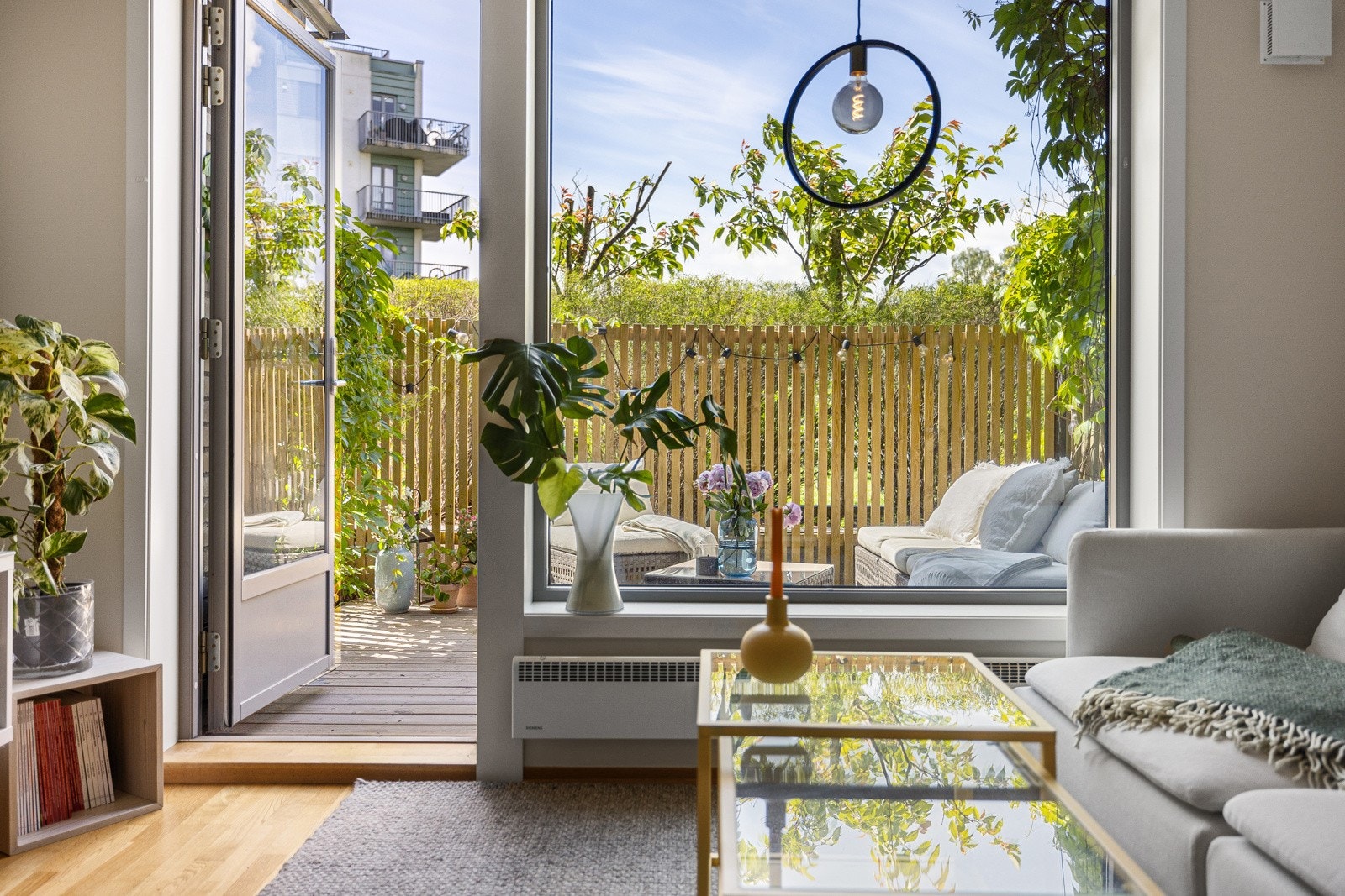 Fra stuen er det direkte adgang til sørvestvendt terrasse. Galleribilde