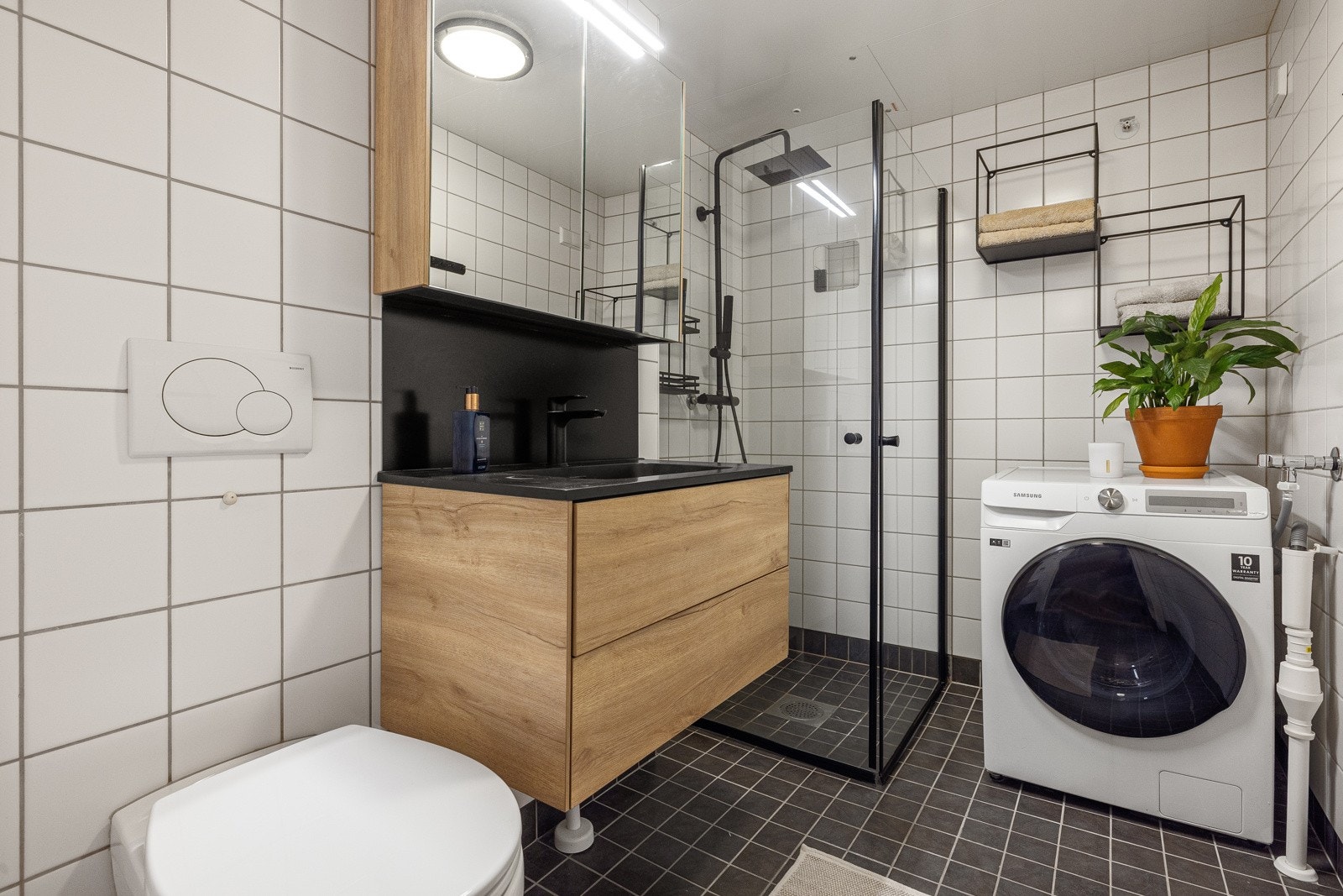 Badet har behagelige varmekabler og rikelig med plass til opplegg av vaskemaskin. Galleribilde