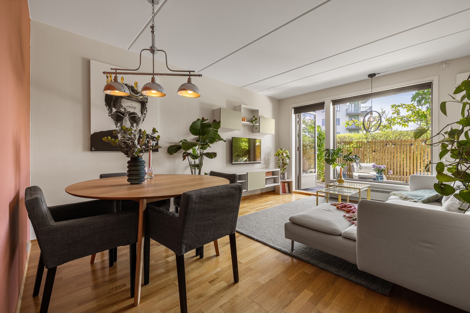 Lys og romslig stue med plass til både sofa og spisegruppe. Store vindusflater som sørger for rikelig med lys og skaper en luftig atmosfære. Galleribilde