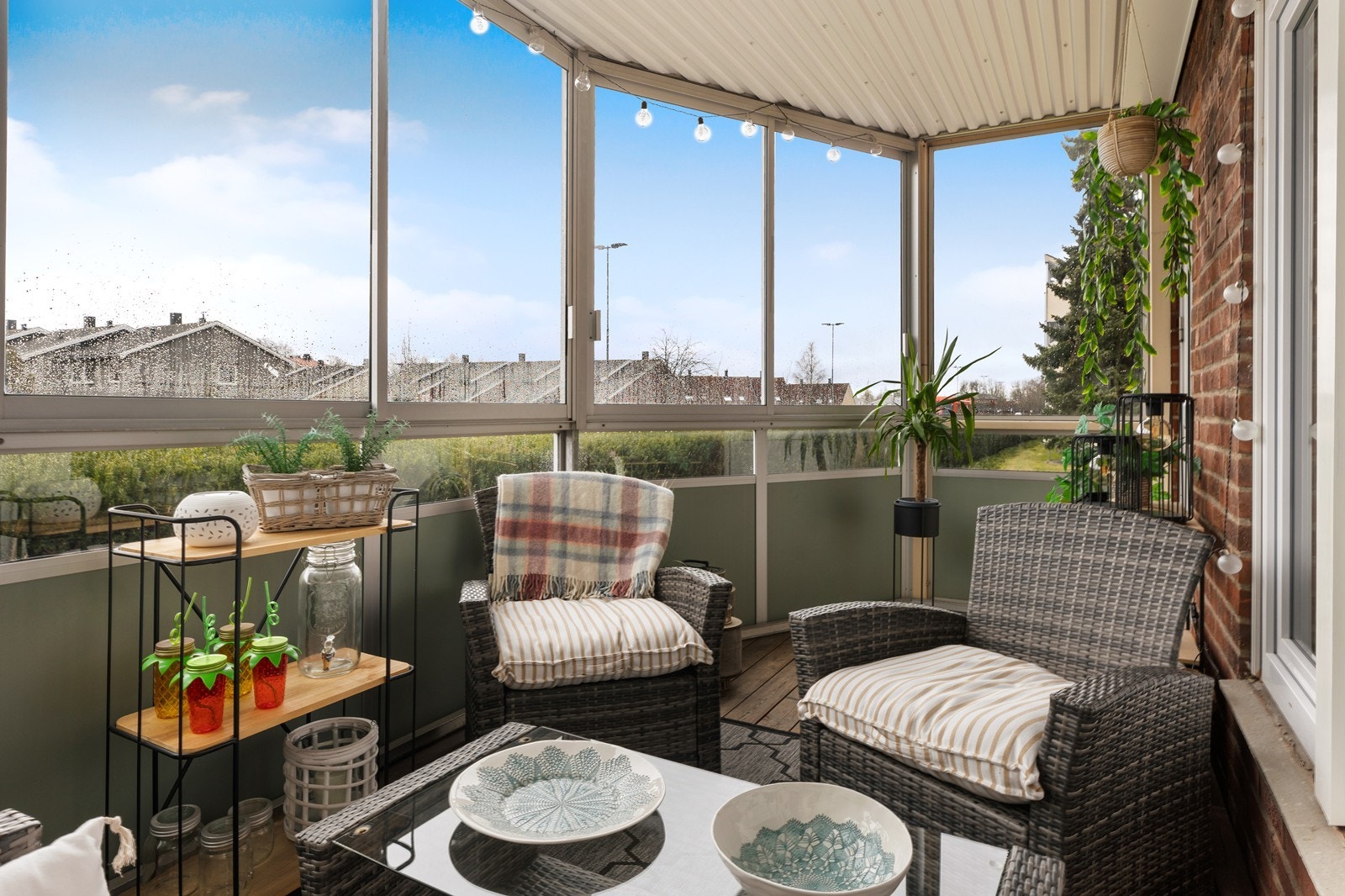 Balkongen er innglasset og fungerer fint som en utestue store deler av året. Galleribilde