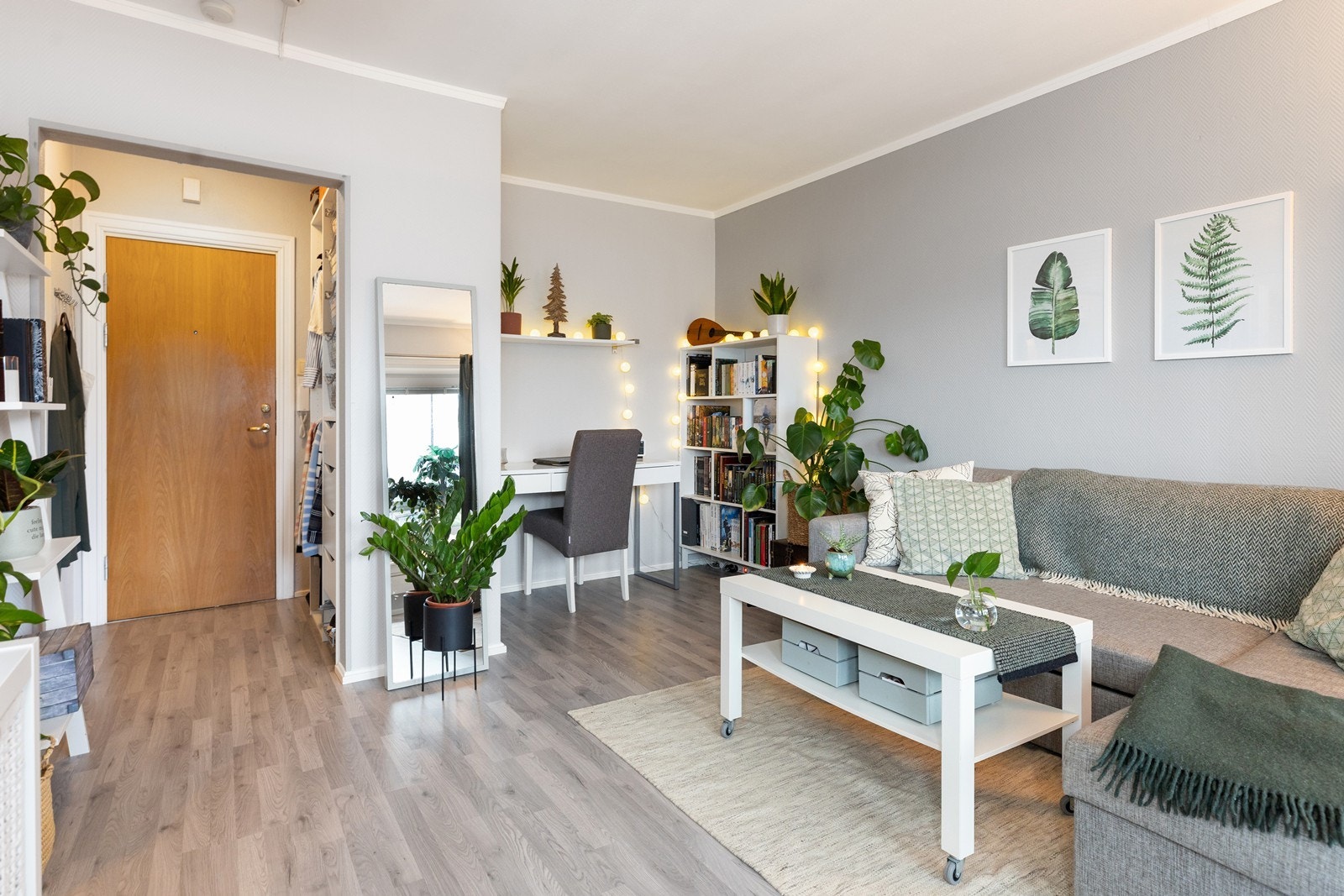 Alkoven i stuen har selger valgt å benytte til kontorplass. Her kan man lage til en sovealkove om en ønsker det i stede. Galleribilde