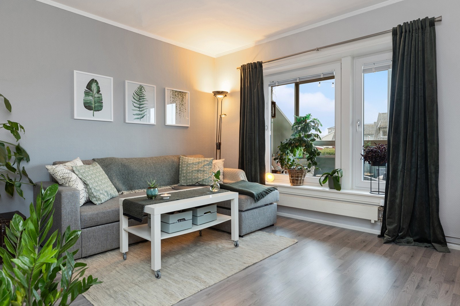 Boligen er pent pusset opp og har moderne laminatgulv og malte veggflater. Galleribilde