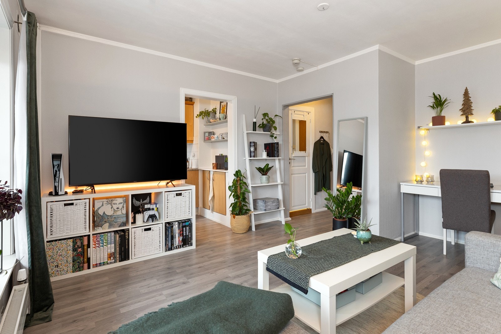 Leiligheten er arealeffektiv og passer for en person. Den innglassede balkongen kan store deler av året brukes som en utestue hvor du sitter skjermet for vær og vind. Galleribilde