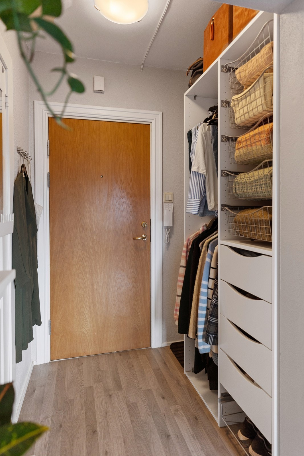 Velkommen inn - lag deg en smart og trivelig garderobeløsning for god plassutnyttelse - skoskap, kule festeløsninger mot vegg eller garderobeskap Galleribilde