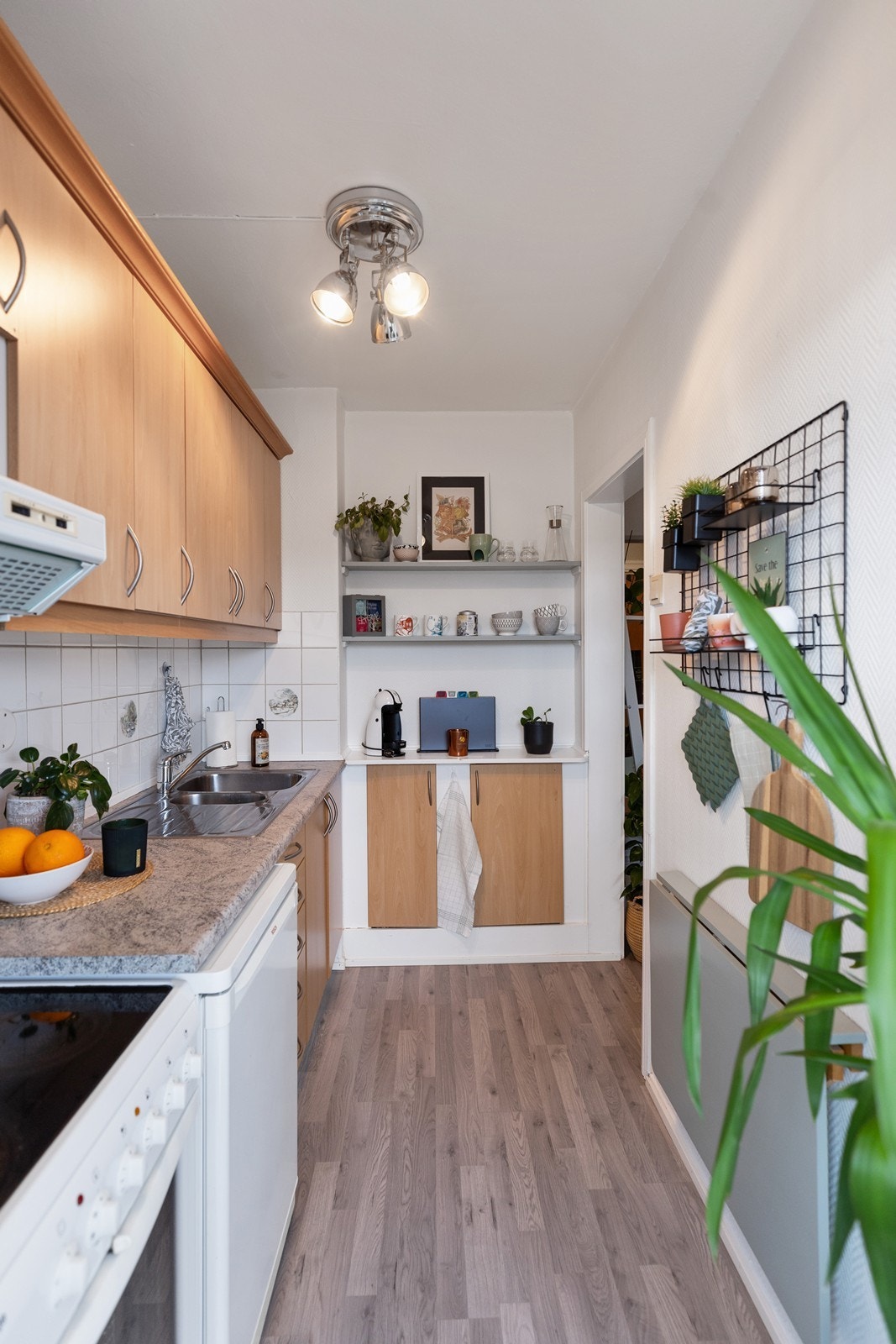 Det lille kjøkkenet har overraskende godt med skapplass med overskap og skuffeseksjon i tillegg til benkeskapet og plassbygd skap og hyller. Galleribilde