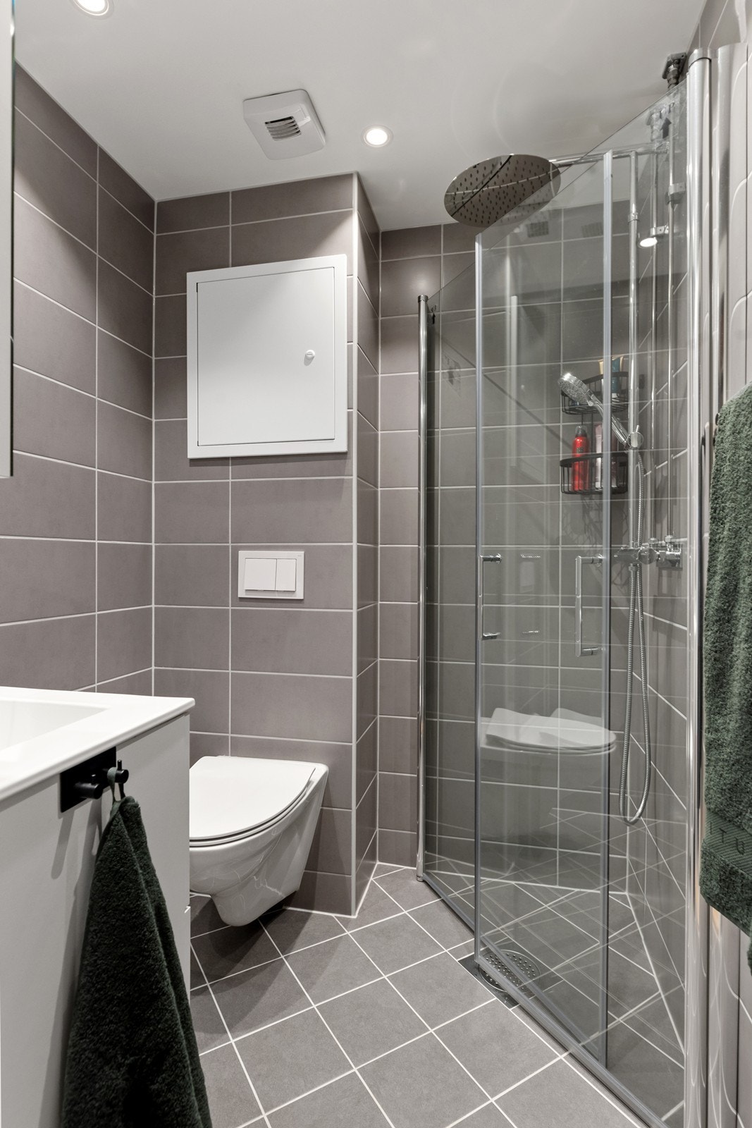 Badet er totalrenovert i regi av borettslaget i 2023 i forbindelse med rørrehabilitering. Galleribilde