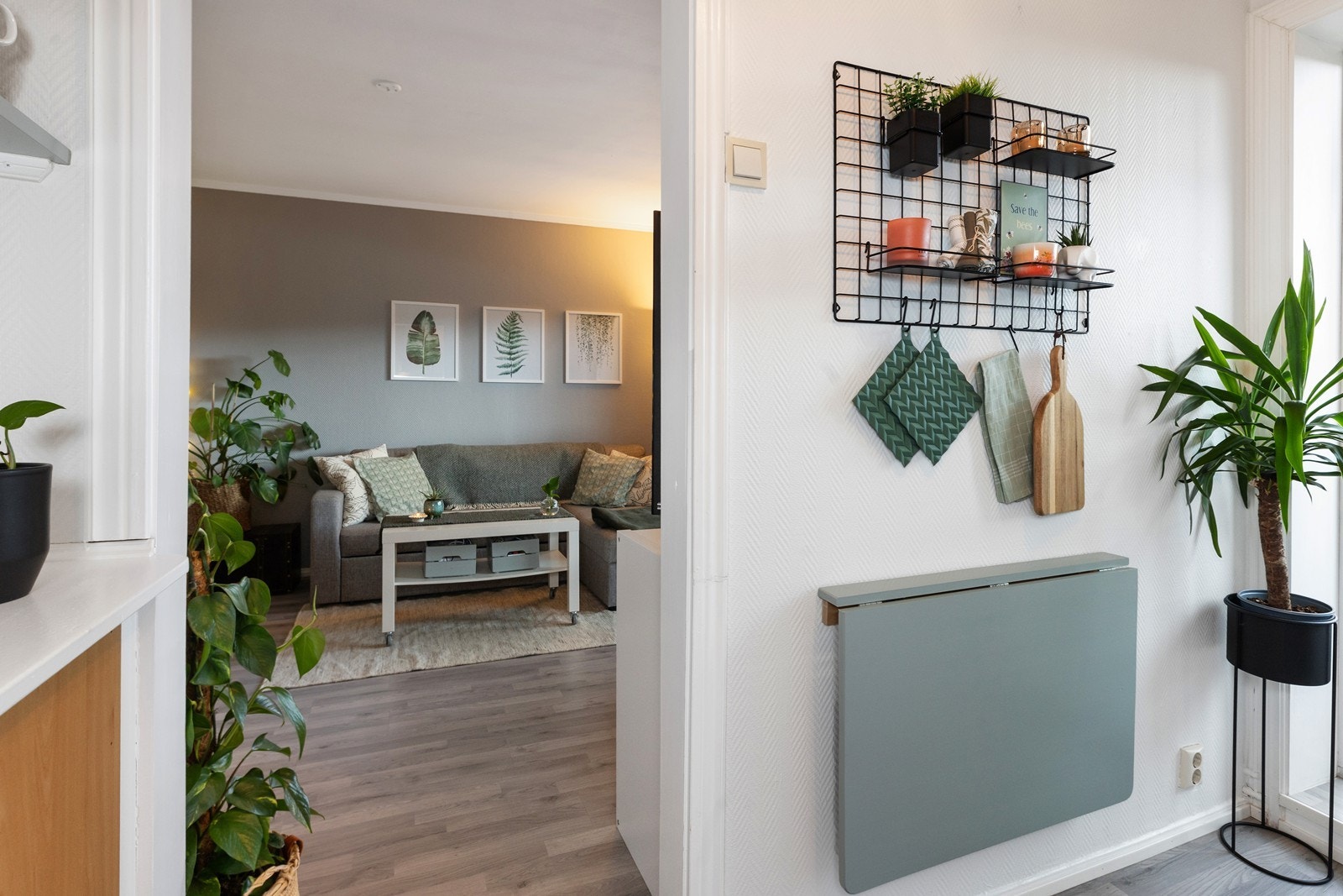 Smart løsning med kjøkkenbord som kan felles ned. Galleribilde