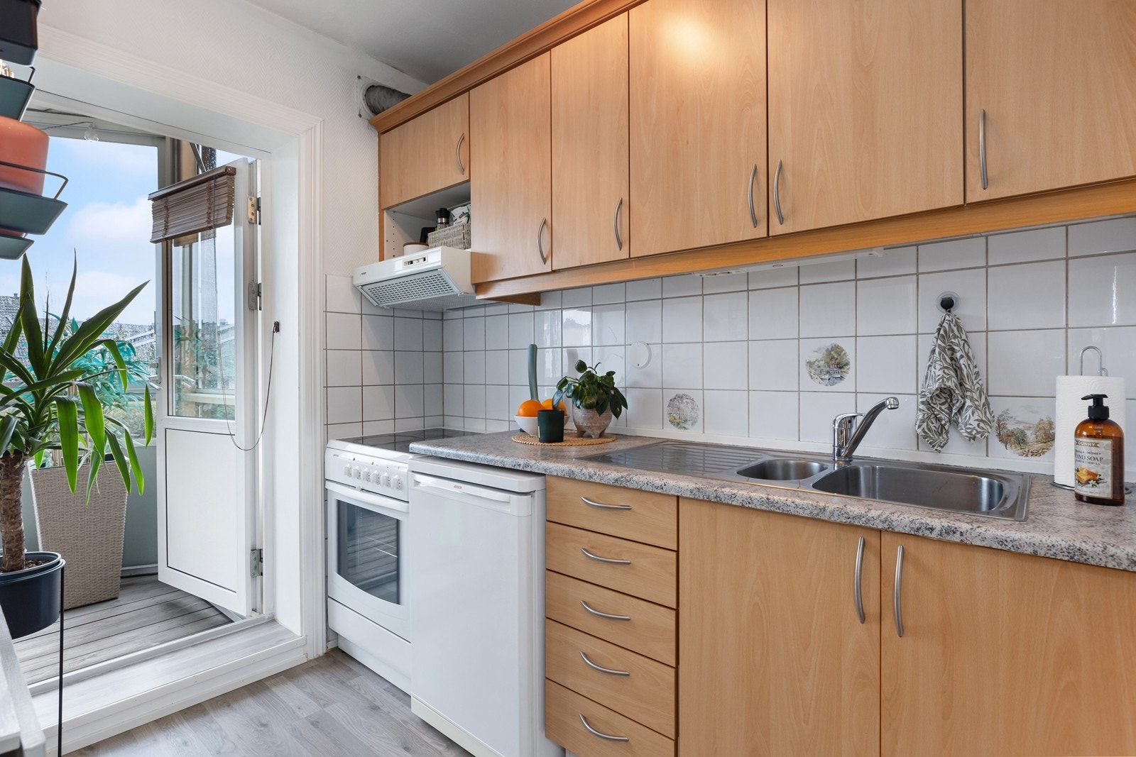 Balkongen kommer du til via kjøkkenet. Galleribilde