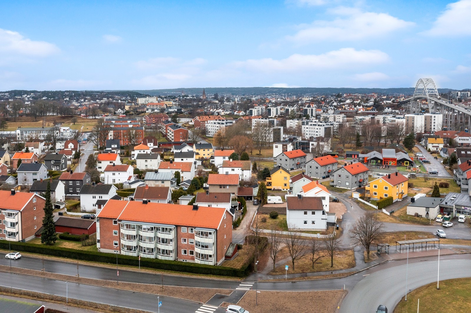 Leiligheten ligger sentralt og fint på Østsiden av Fredrikstad med gangavstand til bussholdeplass, fergeleie i Gamlebyen, nærbutikker og kun 5-6 minutter med bil til sentrum. Galleribilde