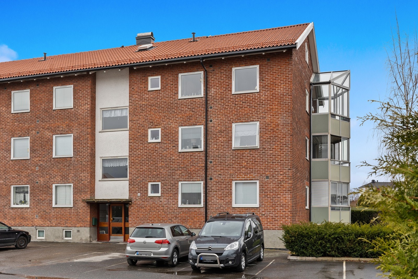 Borettslaget har garasjeplasser for utleie samt at det er biloppstillingsplasser foran hver blokk. Galleribilde