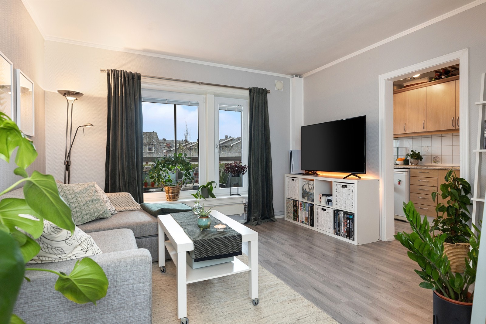 Velkommen til Gudeberg Allé 22 - en praktisk og innflyttingsklar hybelleilighet med innglasset balkong. Galleribilde