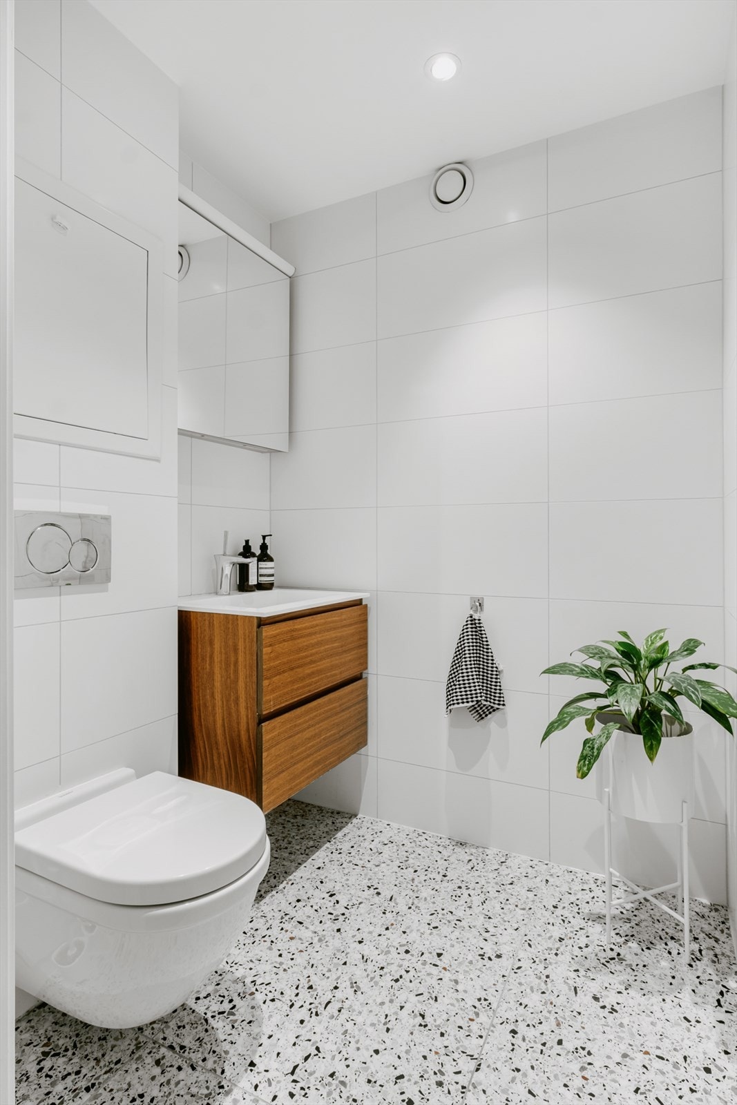 Flislagt toalettrom med varme i gulvet og downlights i himling. Galleribilde