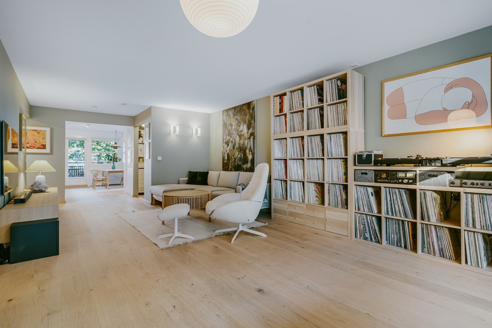 Stuen er romslig og har flere møbleringsmuligheter. Galleribilde