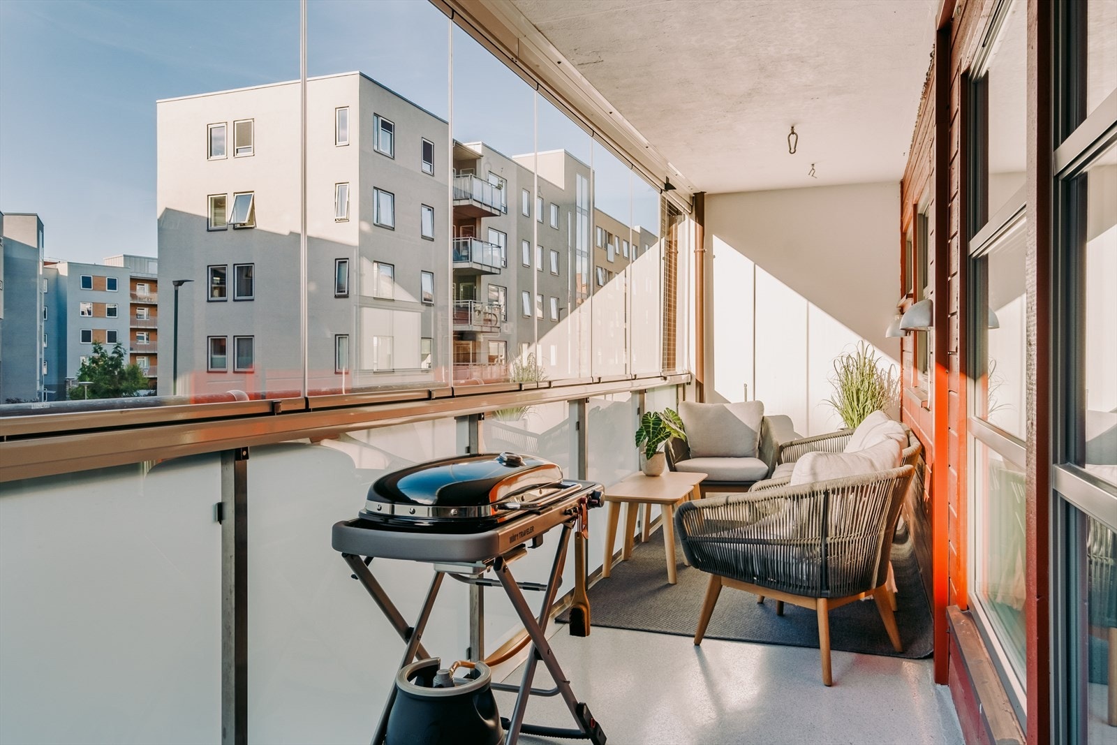 God plass til sittegruppe og grill. Galleribilde