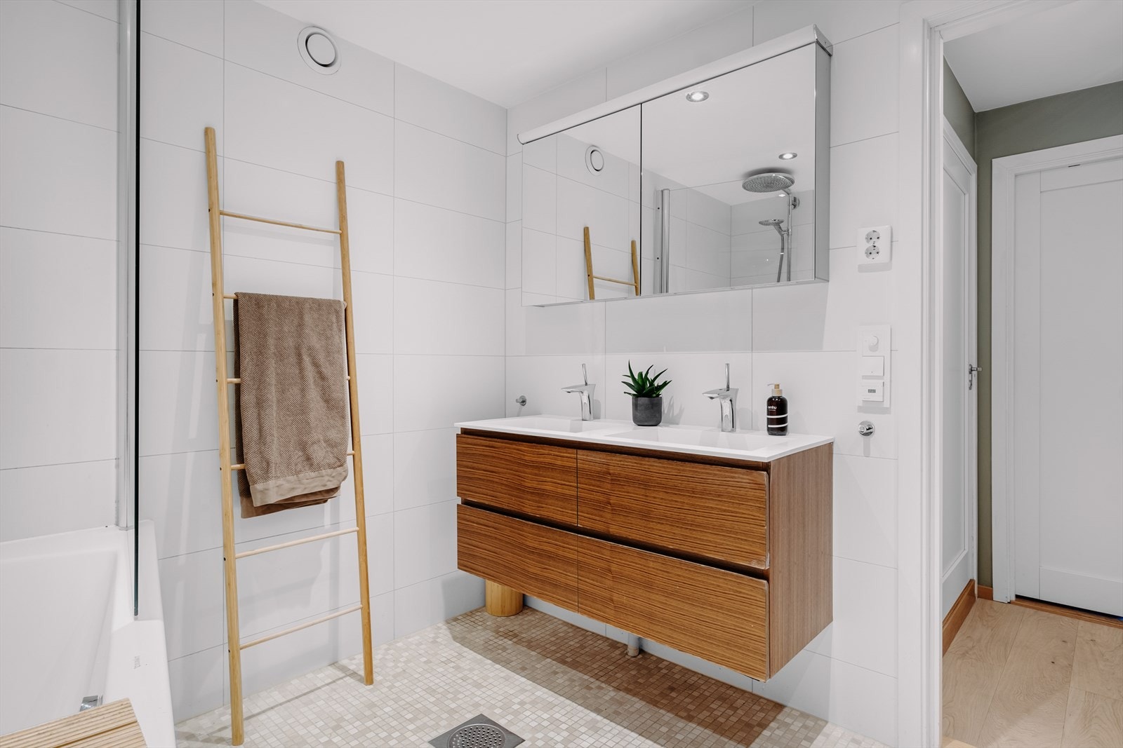 Innredet med servant nedfelt i innredning og badekar. Mekanisk ventilasjon. Galleribilde