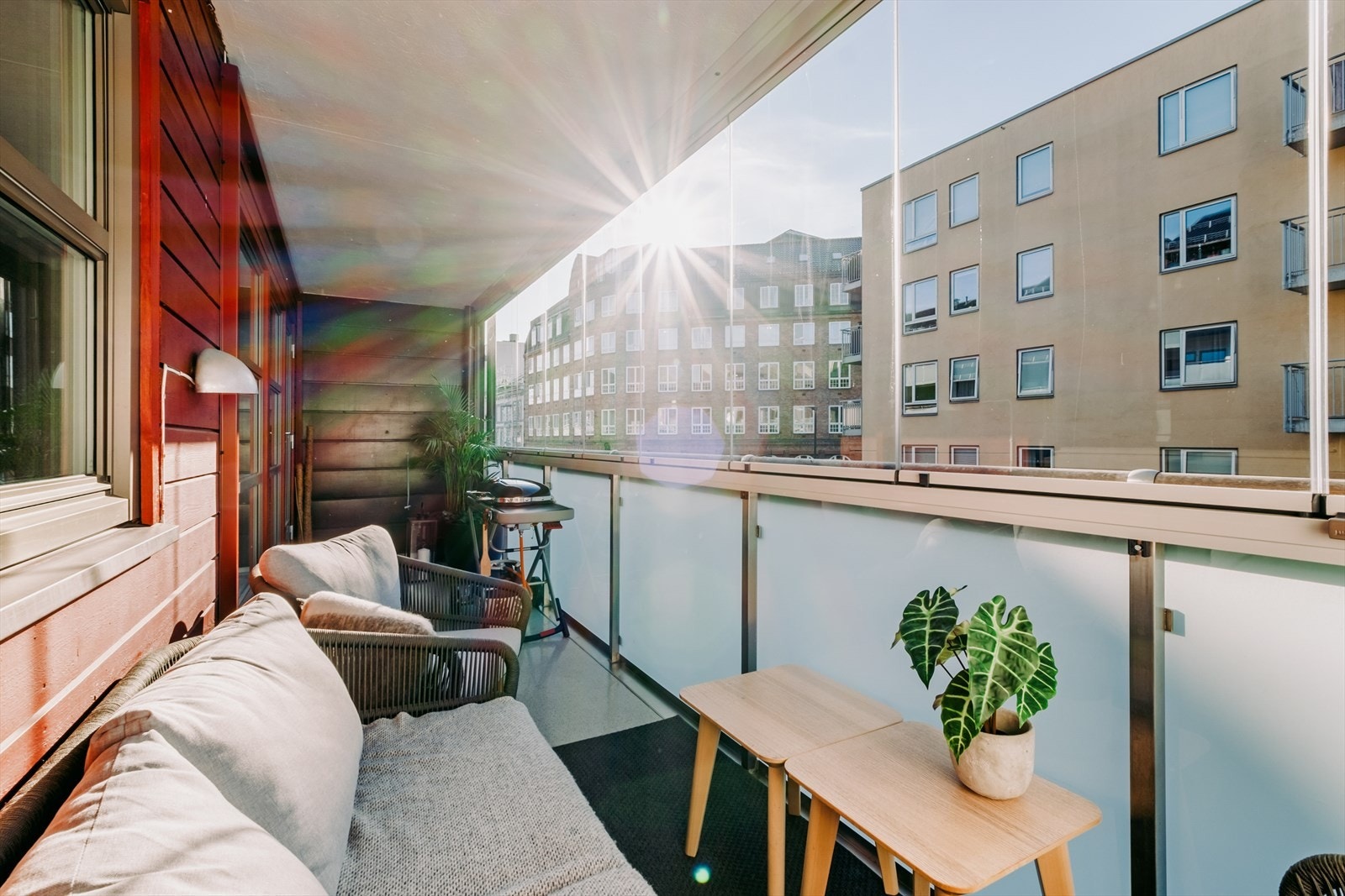 Innglasset balkong på ca. 11 kvm. Svært praktisk hvor du kan åpne glassdørene under varme sommerdager, eller lukke for å skjerme for støy og støv om vinteren. Galleribilde