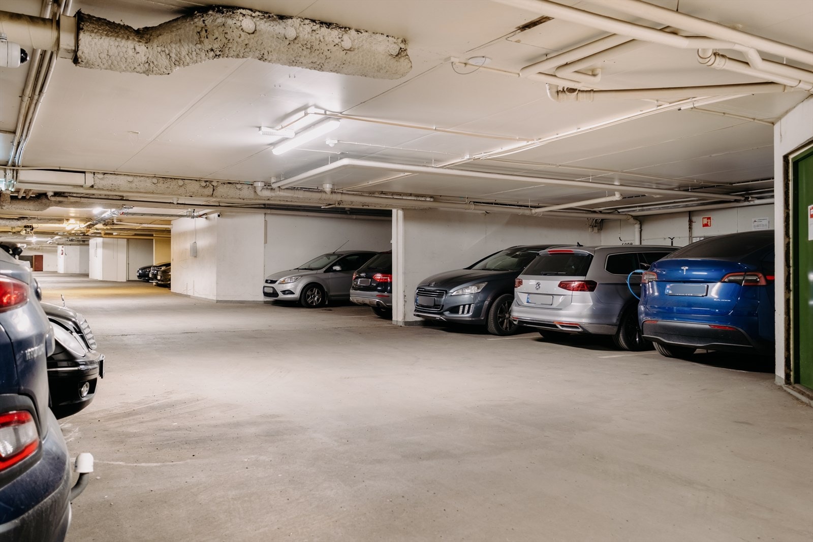 Med leiligheten følger garasjeplass med elbillader. Galleribilde