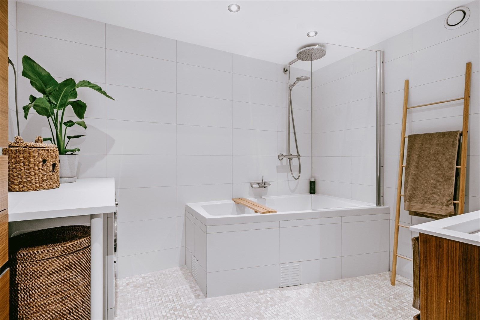 Flislagt baderom fra 2013 med varme i gulvet og downlights i himling. Galleribilde