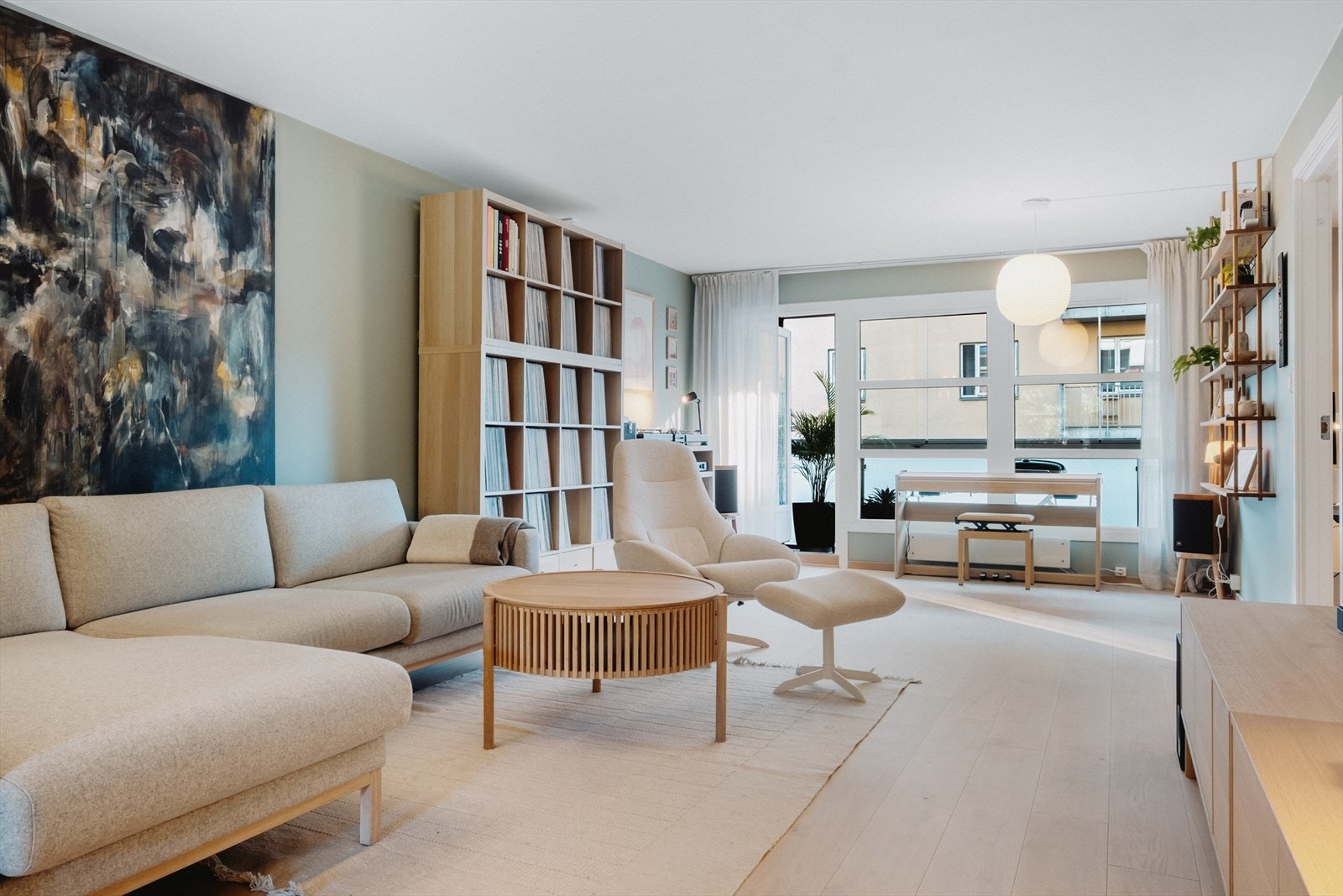 I stuen er det god plass til sofagruppe. Galleribilde